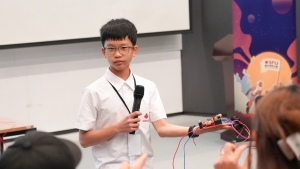 Lucas Wong from Canadian International School Hong Kong introduces his QRNG system to fellow participants and guests.