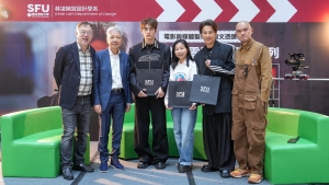 Prof Stephen CHEUNG Yan-leung, President of SFU, presented souvenirs to the guests.