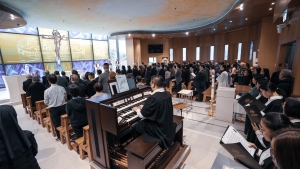 方大今日（5日）下午在校园举行特别弥撒，祈求逝者安息，愿伤者早日康復，并向所有受灾人士致以诚挚的慰问。