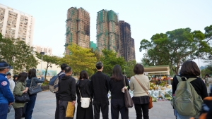 五位方大学生代表将于特别弥撒所献花束亲送至广福休憩处的悼念区，表达对罹难者的哀悼与对受灾者的关怀与祝福。