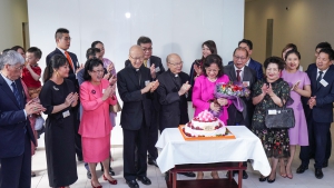 香港天主教教區楊鳴章主教及榮休主教湯漢樞機(左五及左四)等嘉賓，與今天七十歲生日的廖湯慧靄女士(中間桃紅衫)一同慶祝。