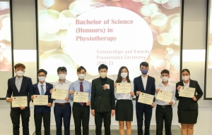 明專健康科學院實務教授劉敏昌教授（中）向「郭謝碧蓉基金獎學金」得主頒發獎狀。圖左三為莫凱鑛。