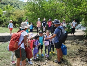 學生作為導師向幼兒講解濕地生態。