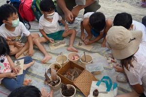 學生在導師的指導下進行手工創作。