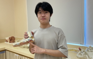莫凱鑛同學在2022/23學年入讀明專物理治療學(榮譽)理學士一年級，並獲得「郭謝碧蓉基金獎學金」資助全額學費。