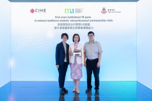 明專健康科學院代表：副院長(教育及質素)陳慧儀博士（中）、周湛明教授（右）及物理治療學(榮譽)理學士副課程主任蔡靜雯博士（左）。