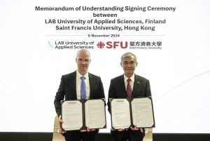 聖方濟各大學（方大）與芬蘭LAB應用科學大學（LAB University of Applied Sciences）於2024年11月6日簽訂合作備忘錄，雙方銳意加強合作，包括向彼此的學生提供更多的學習機會，以及鼓勵教職員的交流，促進兩校的應用學位課程發展。合作備忘錄由LAB應用科學大學校長暨行政總裁Dr Turo Kilpeläinen（左）及方大署理校長盧鐵榮教授（右）共同簽署。