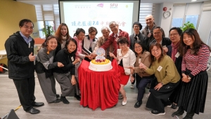 計劃團隊成員與參與計劃的機構代表切蛋糕，慶祝項目至今所取得的顯著成效。