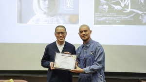 Mr Gary LAM, Head of the Department of Design, CBCC, presented a Certificate of Appreciation to the officiating guest Mr Anthony LEE.