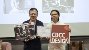 Mr CHAN Shu Chi, Programme Leader of Higher Diploma in Film and Media Production, CBCC, presented a Certificate of Appreciation to Mr CHEUNG Lap Fung.