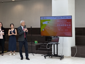 方大署理校长卢铁荣教授。
