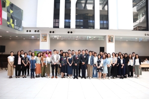 方大全力协助香港档案学会举办「香港国际档案週2025」，共同为 「档案无界」这个主题目标而努力，保存香港集体回忆。