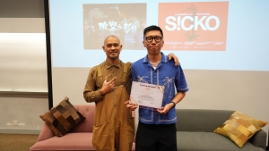 Mr Gary LAM, Head of the Department of Design, presented Certificate of Appreciation to diretor and alumnus Mr Philip WAN.