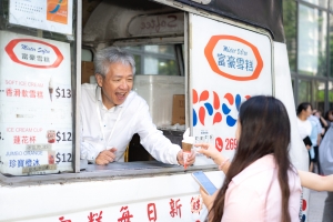 作为方大新成员，校长张仁良教授表示，上任首月便能与方大同仁预祝中秋令他倍感兴奋。他说：「中秋节提醒我们团聚的重要性。在新学期伊始便能与师生同仁共享佳节美食，别具意义。」