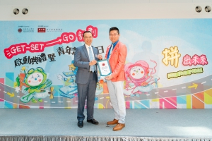 明愛專上學院校長麥建華博士致送紀念品予僱主代表