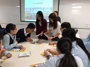 本校學生示範點算藥丸數量