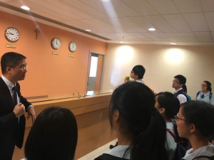 同學參觀酒店前台練習室