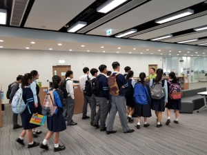 同學參觀圖書館