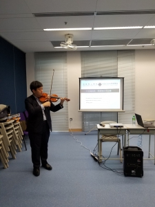 明愛專上學院音樂研習高級文憑課程主任Martin Sir 演奏小提琴