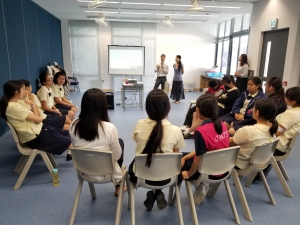 工作坊由客席老師Miss Sandy同明愛專上學院人文及語言學系講師官Sir講解