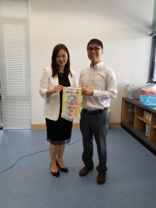 我們亦送出送紀念旗給樂恩學校長